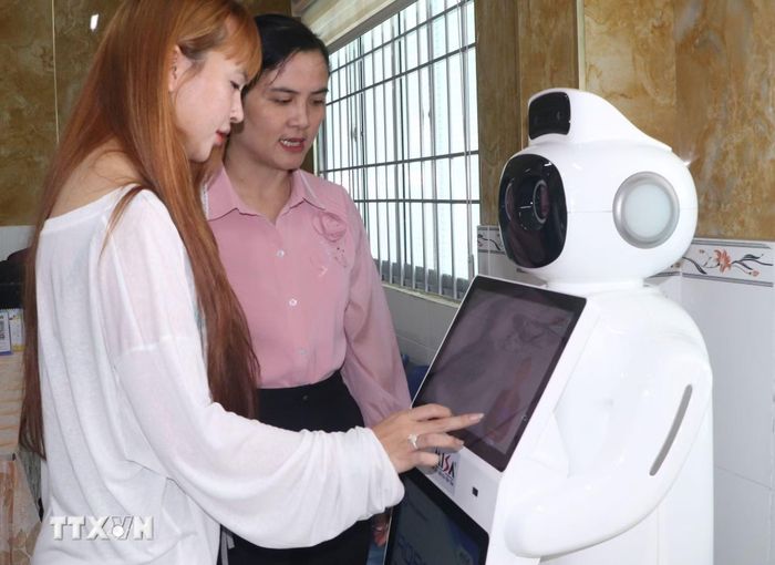 Xã Vĩnh Phước, tỉnh Cà Mau thí điểm sử dụng robot lễ tân để hỗ trợ người dân làm thủ tục hành chính. (Ảnh: Tuấn Phi/TTXVN)