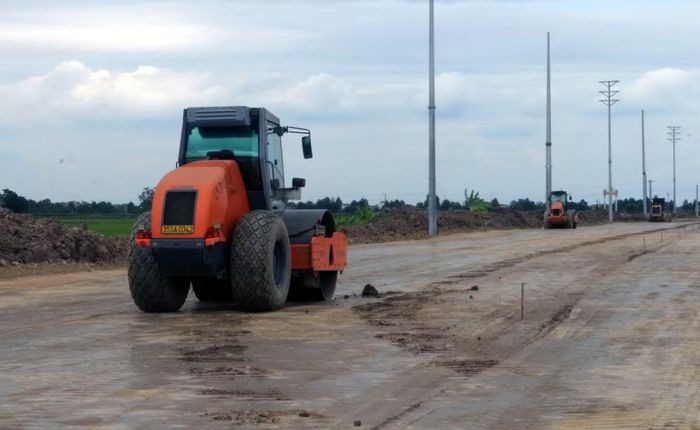 Tỉnh Ninh Bình hiện triển khai nhiều dự án giao thông nhằm kết nối các khu vực và mở rộng không gian phát triển mới. (Ảnh: Nguyễn Chinh/TTXVN)