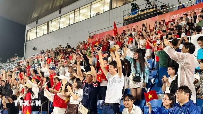 Cổ động viên Việt Nam trên sân Nagoya City Minato. (Ảnh: Nguyễn Tuyến/TTXVN)