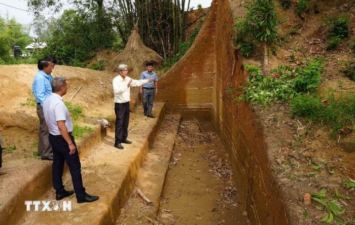 Khu vực nghiên cứu cắt lớp tường bao quanh Thành cổ Châu Sa. (Ảnh: Dư Toán/TTXVN)