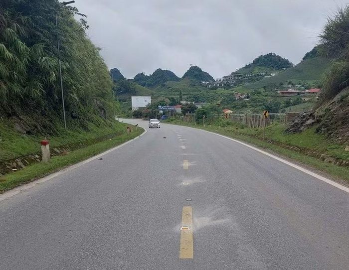 Phương tiện lưu thông trên một đoạn tuyến Quốc lộ 6. (Ảnh: Cục Đường bộ Việt Nam cung cấp)