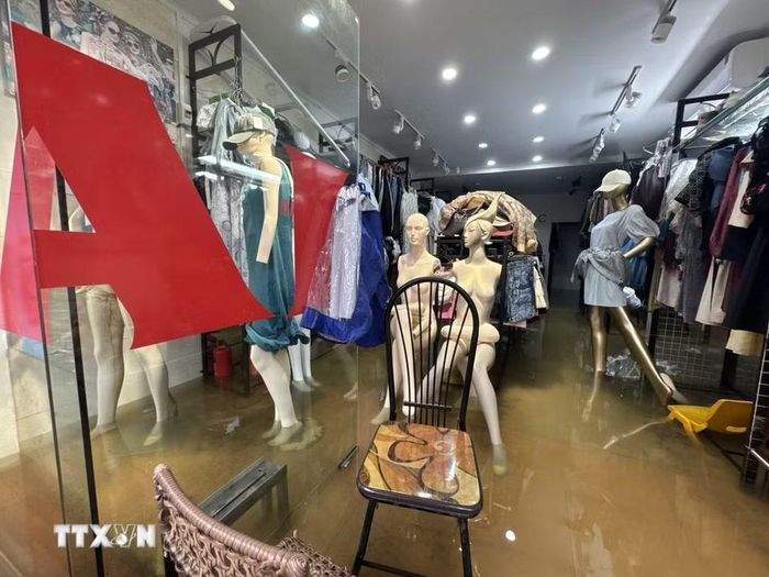 Nhiều cửa hàng trên phố Ngọc Lâm vẫn ngập nước sáng 16/9. (Ảnh: Minh Quyết/TTXVN)