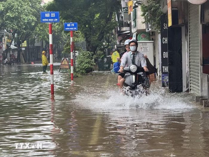 Sáng 16/9, ngập úng xảy ra trên phố Ngọc Lâm (Hà Nội), khiến việc đi lại của người dân gặp nhiều khó khăn. (Ảnh: Minh Quyết/TTXVN)