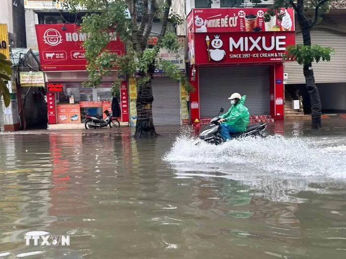 Sáng 16/9, ngập úng xảy ra trên phố Ngọc Lâm (Hà Nội) khiến việc đi lại của người dân gặp nhiều khó khăn. (Ảnh: Minh Quyết/TTXVN)