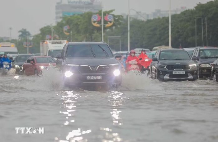 Ngập úng gây ùn tắc trên phố Đàm Quang Trung sáng 16/9. (Ảnh: Phan Phương/TTXVN)