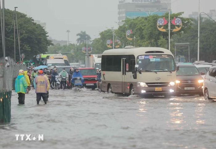 Công ty TNHH MTV Thoát nước Hà Nội đã triển khai lực lượng ứng trực ngoài hiện trường, tăng cường kiểm tra các tuyến trọng điểm và hỗ trợ tiêu thoát nước giúp giảm ngập úng. (Ảnh: Phan Phương/TTXVN)