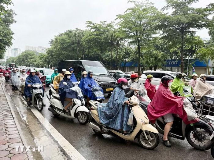 Các phương tiện di chuyển trong giờ cao điểm rất khó khăn trên đường Hoàng Quốc Việt. (Ảnh: Quốc Khánh/TTXVN)