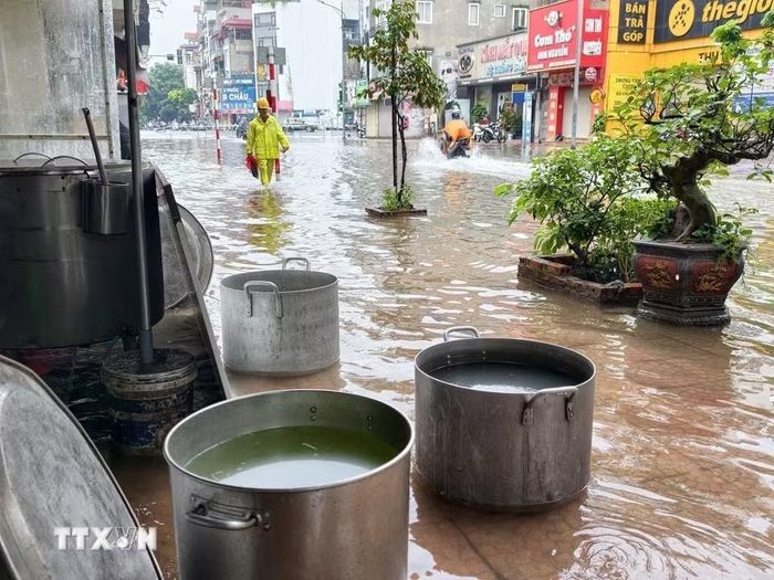 Ngập úng trên phố Ngọc Lâm. (Ảnh: Minh Quyết/TTXVN)