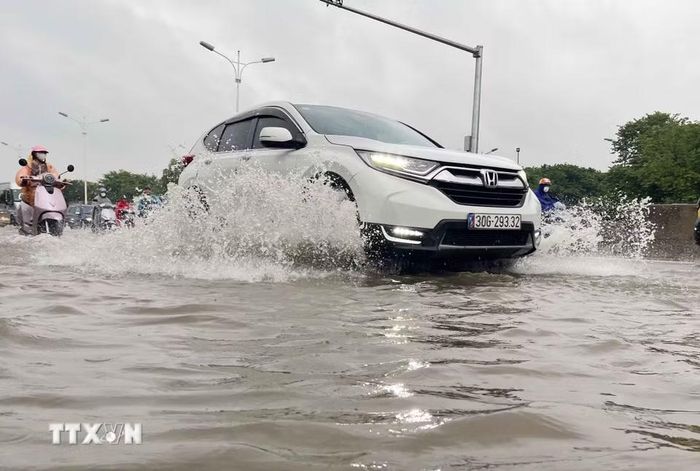 Nhiều tuyến đường ùn tắc cục bộ do mưa ngập, khiến giao thông khó khăn. (Ảnh: Phan Phương/TTXVN)