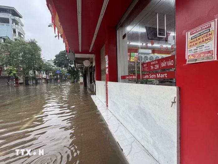 Ngập úng trên phố Ngọc Lâm, phường Bồ Đề, kéo dài từ ngày 15 đến sáng 16/9, ảnh hưởng đến việc đi lại và kinh doanh của người dân. (Ảnh: Minh Quyết/TTXVN)