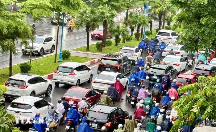Các phương tiện di chuyển trong giờ cao điểm rất khó khăn trên đường Hoàng Quốc Việt. (Ảnh: Quốc Khánh/TTXVN)