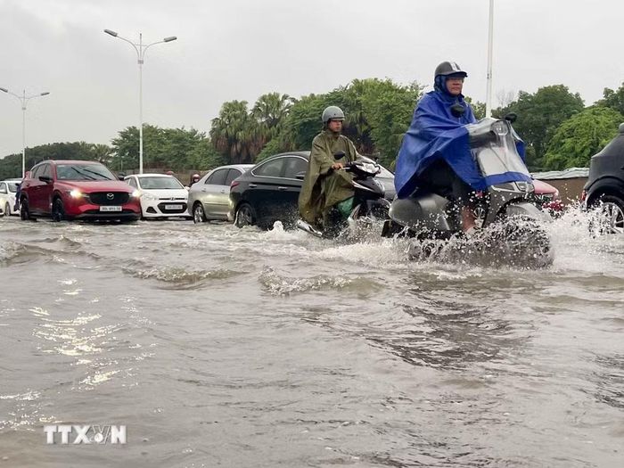 Nhiều tuyến đường ùn tắc cục bộ do mưa ngập, khiến giao thông khó khăn. (Ảnh: Phan Phương/TTXVN)