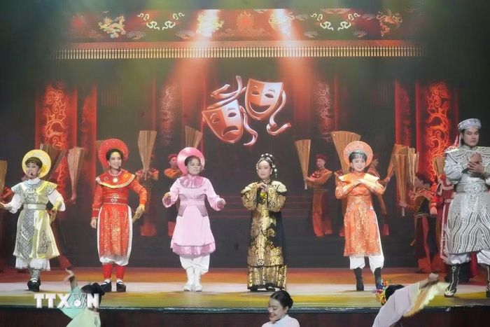 Tiết mục biểu diễn các trích đoạn cải lương kinh điển tại lễ khai mạc Cuộc thi tài năng diễn viên cải lương toàn quốc năm 2026. (Ảnh: Hữu Duyên/TTXVN)
