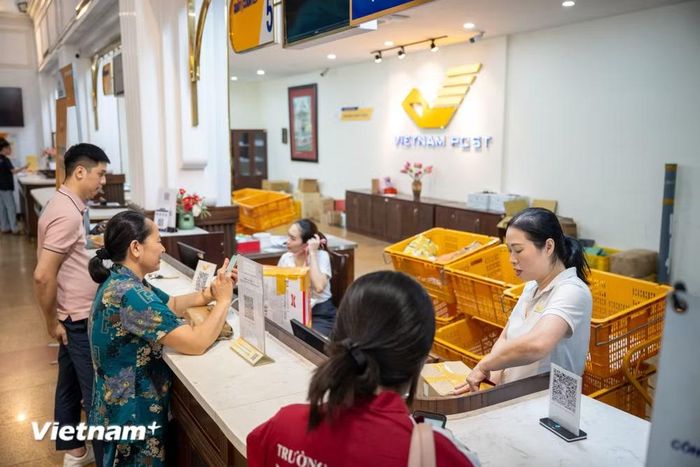 Doanh nghiệp bưu chính không còn đơn thuần thực hiện hoạt động chuyển phát mà đã trở thành một mắt xích quan trọng trong chuỗi cung ứng số - vật lý. (Ảnh: Minh Sơn/Vietnam+)