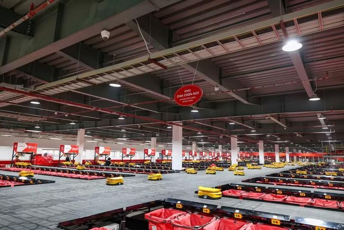 Kinh nghiệm quốc tế cho thấy bưu chính đang ngày càng tham gia sâu hơn vào chuỗi cung ứng và hệ sinh thái thương mại điện tử. (Ảnh: Minh Sơn/Vietnam+)