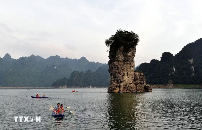 Du khách khám phá hồ thủy điện Tuyên Quang bằng thuyền Kayak. (Ảnh: Quang Đán/TTXVN)