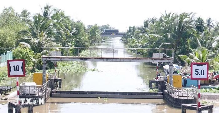 Hệ thống cống giúp ngăn mặn, trữ ngọt, giúp giảm thiểu tác động do hạn hán và xâm nhập mặn. (Ảnh: Chanh Đa/TTXVN)