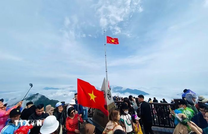 Du khách trên đỉnh Fansipan. (Ảnh: TTXVN)