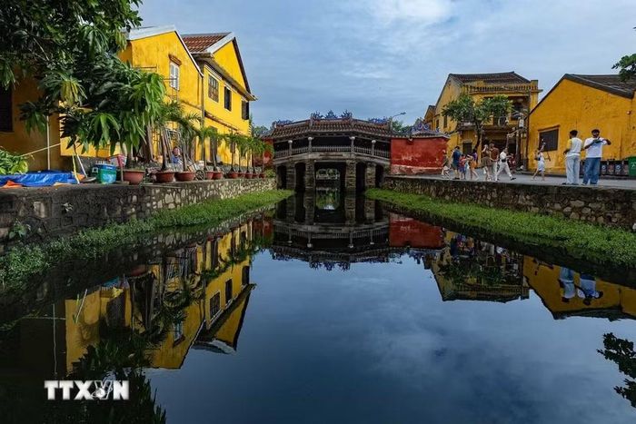 Để bảo đảm an toàn cho Chùa Cầu trước tình trạng xuống cấp, một dự án tu bổ quy mô lớn được khởi công ngày 28/12/2022, với tổng mức đầu tư hơn 20,2 tỷ đồng. Công trình hoàn thành và được khánh thành ngày 3/8/2024. (Ảnh: Phạm Tuấn Anh/TTXVN)