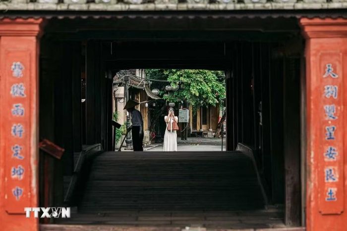 Qua khung gỗ Chùa Cầu là nhịp sống phố cổ vẫn tiếp diễn mỗi ngày. Trải qua hơn bốn thế kỷ, công trình không chỉ là một chứng tích kiến trúc mà còn là một phần trong không gian sinh hoạt của nhiều thế hệ cư dân Hội An. (Ảnh: Phạm Tuấn Anh/TTXVN)