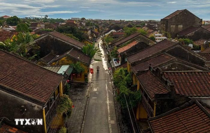 Những ngôi nhà san sát hai bên trục phố, với mặt tiền hẹp, chiều sâu lớn và mái ngói nối tiếp nhau, phản ánh cấu trúc đặc trưng của một đô thị thương nghiệp xưa. (Ảnh: Phạm Tuấn Anh/TTXVN)