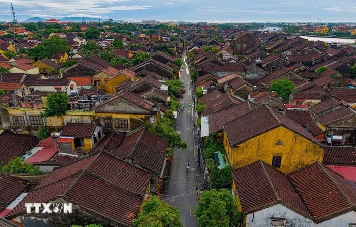 Mạng lưới đường phố phát triển theo điều kiện tự nhiên, tạo nên cấu trúc đô thị hữu cơ thay vì được quy hoạch theo những ô phố vuông vức. (Ảnh: Phạm Tuấn Anh/TTXVN)