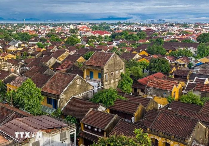 Phần lớn các công trình được bố trí san sát, mặt tiền hướng ra phố và kéo dài theo chiều sâu, phù hợp với hoạt động buôn bán của một đô thị thương nghiệp xưa. (Ảnh: Phạm Tuấn Anh/TTXVN)