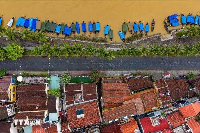 Trong quá khứ, đường thủy đưa tàu buôn, hàng hóa và những dòng văn hóa khác nhau đến Hội An; ngày nay, những bến thuyền vẫn là một phần quen thuộc của cảnh quan ven sông Hoài. (Ảnh: Phạm Tuấn Anh/TTXVN)