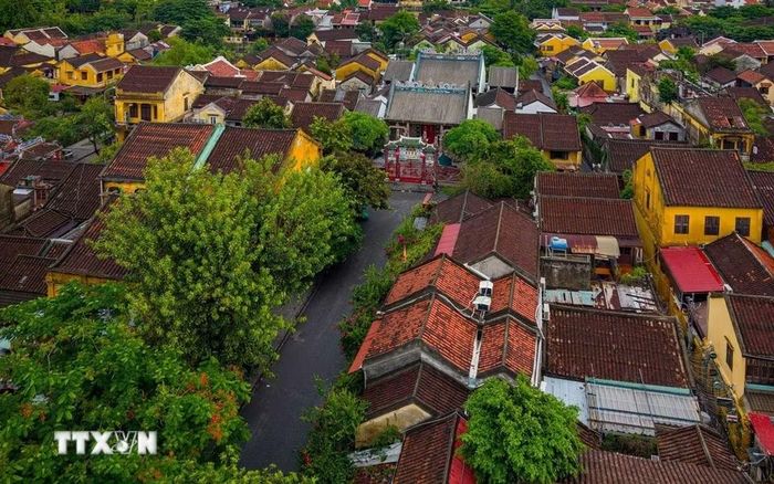 Hội quán Quảng Đông, còn gọi là Quảng Triệu Hội quán, nổi bật giữa những mái nhà cổ trên đường Trần Phú. (Ảnh: Phạm Tuấn Anh/TTXVN)