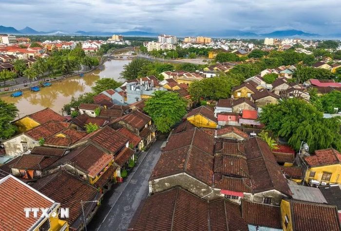 Những dãy nhà cổ hướng về sông Hoài cho thấy mối quan hệ chặt chẽ giữa cấu trúc phố thị và giao thương đường thủy. Chính dòng sông từng đưa thương nhân, hàng hóa cùng nhiều dòng văn hóa đến Hội An, góp phần hình thành một thương cảng quốc tế và để lại quần thể kiến trúc đa dạng còn được gìn giữ đến ngày nay. (Ảnh: Phạm Tuấn Anh/TTXVN)