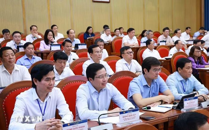 Các đồng chí Ủy viên Trung ương Đảng khóa XIV tham dự lớp học. (Ảnh: Dương Giang/TTXVN)
