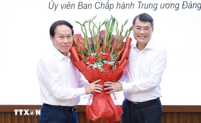 Đồng chí Lê Tiến Châu, Ủy viên Trung ương Đảng, Phó Thủ tướng Chính phủ, đại diện lớp học tặng hoa Thủ tướng Lê Minh Hưng. (Ảnh: Dương Giang/TTXVN)