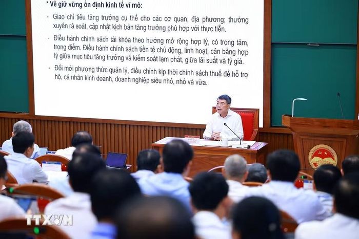 Thủ tướng Lê Minh Hưng trao đổi Chuyên đề: “Nâng cao năng lực điều hành của Chính phủ, tạo đột phá mạnh mẽ cho phát triển nhanh, bền vững và tăng trưởng hai con số." (Ảnh: Dương Giang/TTXVN)