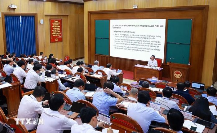 Thủ tướng Lê Minh Hưng trao đổi Chuyên đề: “Nâng cao năng lực điều hành của Chính phủ, tạo đột phá mạnh mẽ cho phát triển nhanh, bền vững và tăng trưởng hai con số." (Ảnh: Dương Giang/TTXVN)