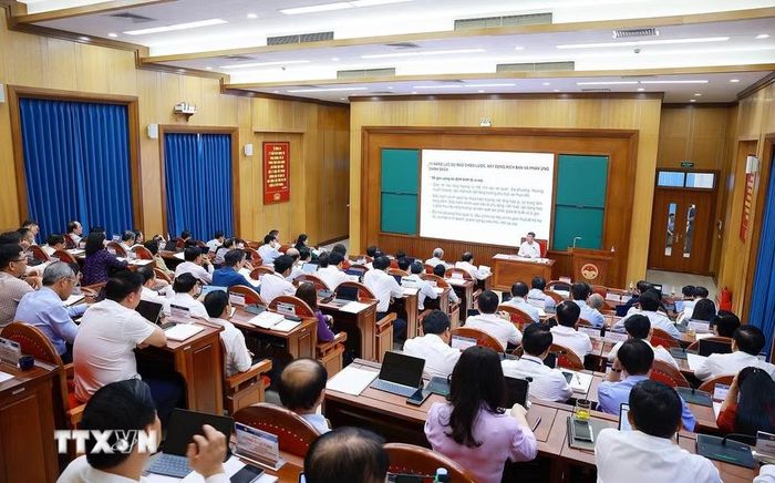 Thủ tướng Lê Minh Hưng trao đổi Chuyên đề: “Nâng cao năng lực điều hành của Chính phủ, tạo đột phá mạnh mẽ cho phát triển nhanh, bền vững và tăng trưởng hai con số." (Ảnh: Dương Giang/TTXVN)