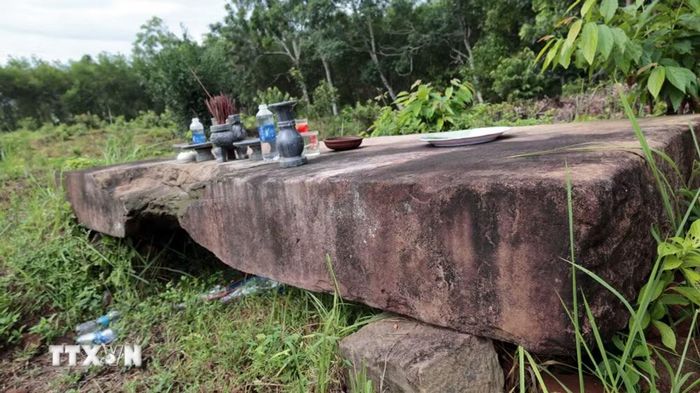 Một phiến đá lớn từng thuộc một công trình kiến trúc trong vùng lõi Di tích Quốc gia đặc biệt Phật viện Đồng Dương còn sót lại. (Ảnh: Đỗ Trưởng/TTXVN)