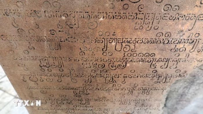 Những dòng chữ Phạn cổ trên tấm bia ký chứa đựng thông tin về quá trình hình thành Di tích Quốc gia Đặc biệt Phật viện Đồng Dương vào năm 875. (Ảnh: Đỗ Trưởng/TTXVN)
