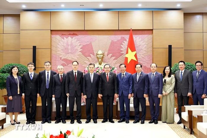 Chủ tịch Quốc hội Trần Thanh Mẫn chụp ảnh lưu niệm với đại biểu. (Ảnh: Doãn Tấn/TTXVN)