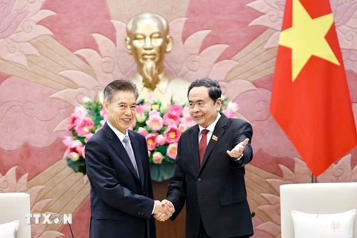 Chủ tịch Quốc hội Trần Thanh Mẫn tiếp Chủ nhiệm Ủy ban Tài chính-Kinh tế của Nhân đại toàn quốc Trung Quốc Chung Sơn. (Ảnh: Doãn Tấn/TTXVN)