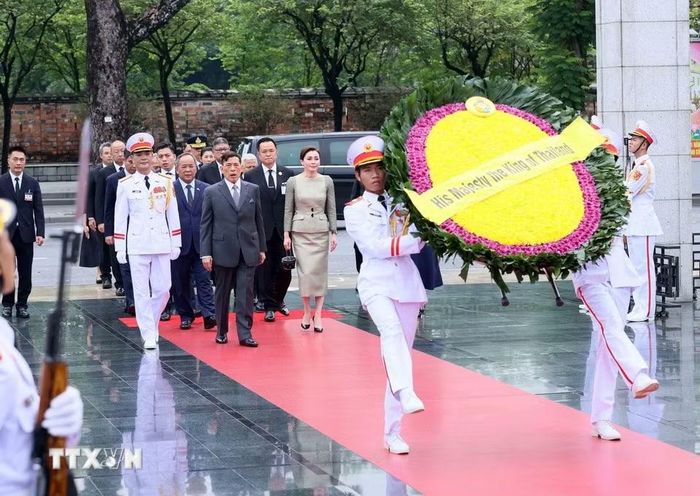 Nhà vua Thái Lan Maha Vajiralongkorn Phra Vajiraklaochaoyuhua và Hoàng hậu Suthida Bajrasudhabimalalakshana đến đặt vòng hoa tại Đài tưởng niệm các Anh hùng liệt sỹ trên đường Bắc Sơn (Hà Nội). (Ảnh: An Đăng/TTXVN) 