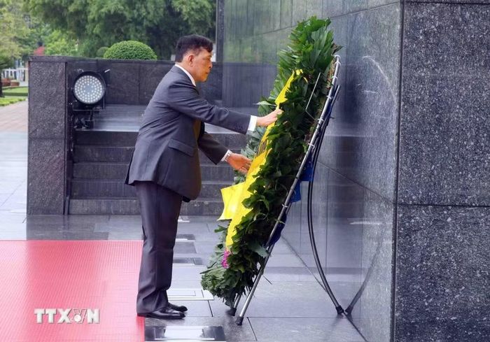 Nhà vua Thái Lan Maha Vajiralongkorn Phra Vajiraklaochaoyuhua đặt vòng hoa tưởng niệm Chủ tịch Hồ Chí Minh. (Ảnh: Phạm Kiên/TTXVN)