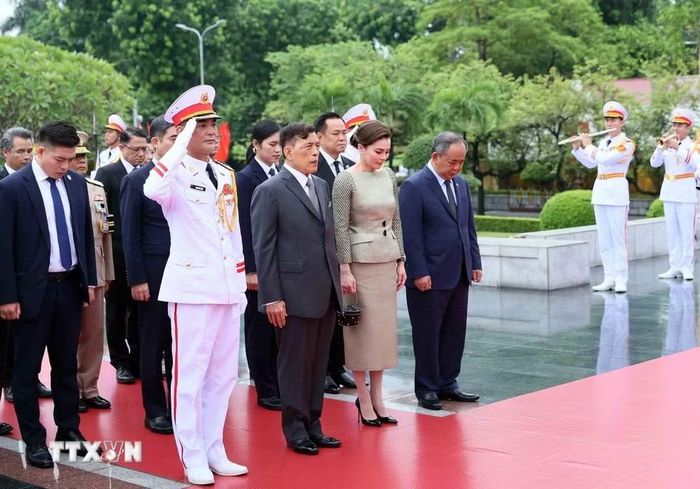 Nhà vua Thái Lan Maha Vajiralongkorn Phra Vajiraklaochaoyuhua và Hoàng hậu Suthida Bajrasudhabimalalakshana tưởng niệm các Anh hùng liệt sỹ. (Ảnh: An Đăng/TTXVN)