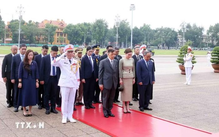 Nhà vua Thái Lan Maha Vajiralongkorn Phra Vajiraklaochaoyuhua và Hoàng hậu Suthida Bajrasudhabimalalakshana đến đặt vòng hoa và vào Lăng viếng Chủ tịch Hồ Chí Minh. (Ảnh: Phạm Kiên/TTXVN)