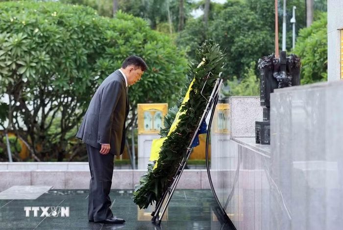 Nhà vua Thái Lan Maha Vajiralongkorn Phra Vajiraklaochaoyuhua đặt vòng hoa tưởng niệm các Anh hùng liệt sỹ. (Ảnh: An Đăng/TTXVN)