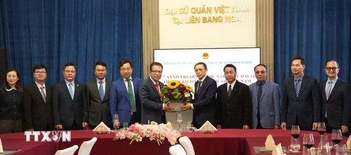 Đại sứ Lào Shiphandone Oybuabuddy tặng hoa chúc mừng 81 năm Ngày Quốc Khánh Việt Nam. (Ảnh: Trần Hải/TTXVN)