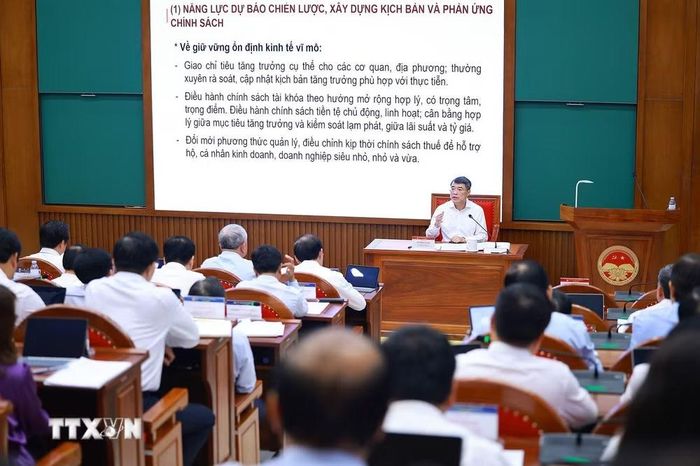 Thủ tướng Lê Minh Hưng trao đổi Chuyên đề: “Nâng cao năng lực điều hành của Chính phủ, tạo đột phá mạnh mẽ cho phát triển nhanh, bền vững và tăng trưởng hai con số." (Ảnh: Dương Giang/TTXVN)