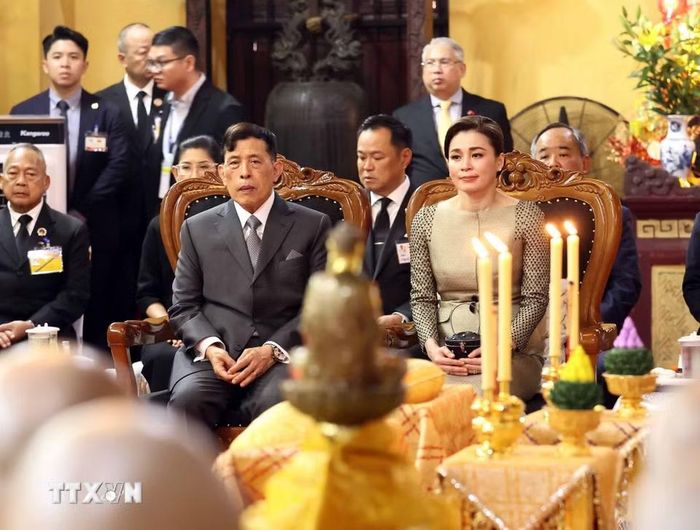 Nhà vua Thái Lan Maha Vajiralongkorn Phra Vajiraklaochaoyuhua và Hoàng hậu Suthida Bajrasudhabimalalakshana dự lễ cầu an tại chùa Quán Sứ. (Ảnh: An Đăng/TTXVN)