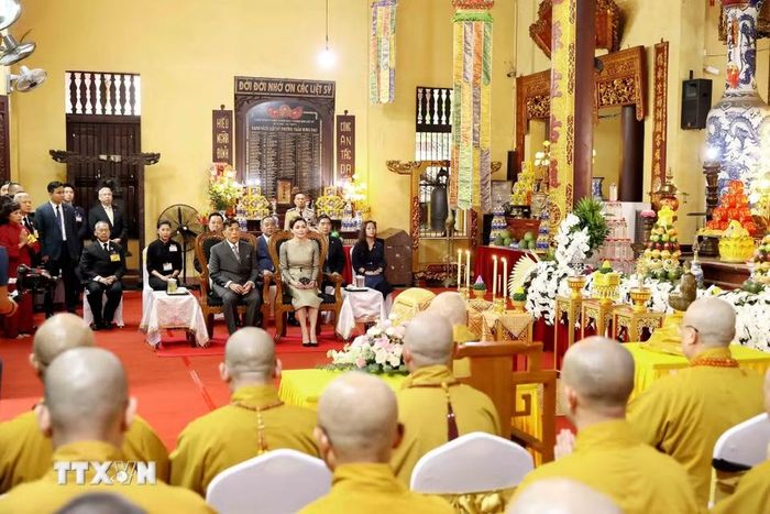 Nhà vua Thái Lan Maha Vajiralongkorn Phra Vajiraklaochaoyuhua và Hoàng hậu Suthida Bajrasudhabimalalakshana dự lễ cầu an tại chùa Quán Sứ. (Ảnh: An Đăng/TTXVN)