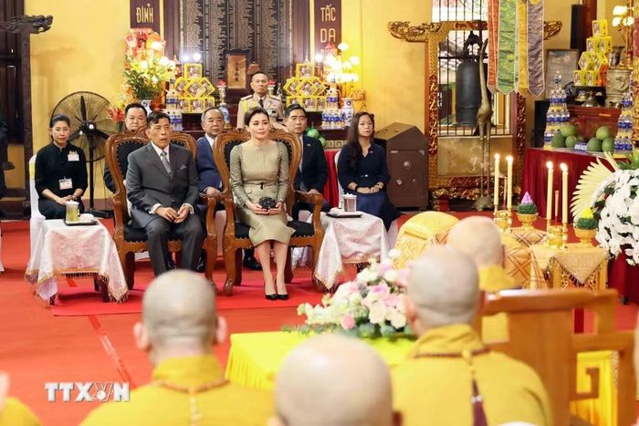 Nhà vua Thái Lan Maha Vajiralongkorn Phra Vajiraklaochaoyuhua và Hoàng hậu Suthida Bajrasudhabimalalakshana dự lễ cầu an tại chùa Quán Sứ. (Ảnh: An Đăng/TTXVN)