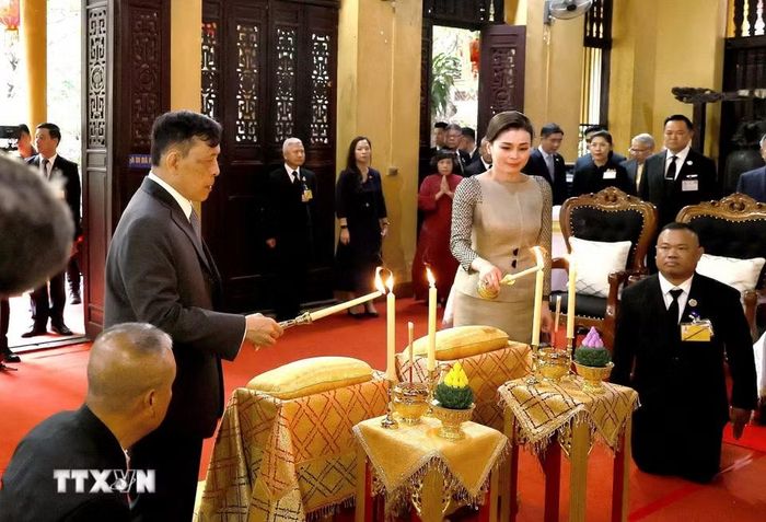 Nhà vua Thái Lan Maha Vajiralongkorn Phra Vajiraklaochaoyuhua và Hoàng hậu Suthida Bajrasudhabimalalakshana thực hiện nghi lễ thắp nến cầu an tại chùa Quán Sứ. (Ảnh: An Đăng/TTXVN)